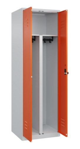 C+P Locker met zitbank Classic Plus voor scheiding van kleding, vakbreedte 300 mm  L