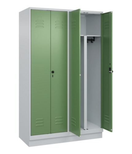 C+P Locker met zitbank Classic Plus voor scheiding van kleding, vakbreedte 300 mm  L