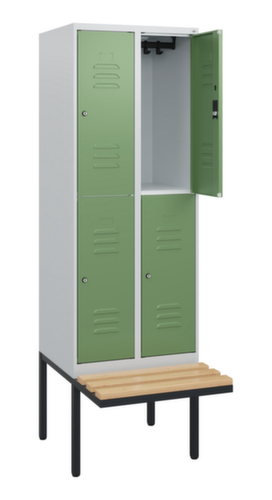 C+P dubbeldekse locker Classic Plus met bank, vakbreedte 300 mm  L