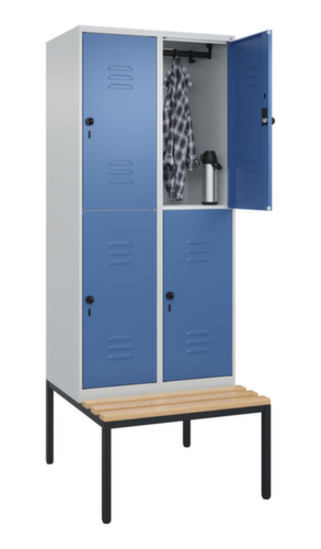 C+P dubbeldekse locker Classic Plus met bank, vakbreedte 400 mm  L